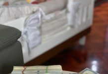 Pronašao sam gomilu novca u školskoj torbi svoje 16-godišnje kćerke — istina koju mi je rekla slomila me i učinila ponosnim