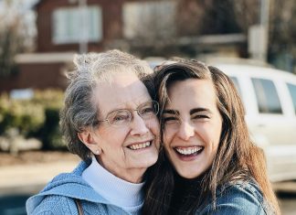 Obukla sam haljinu svoje unuke — a poruka unutra promijenila je sve