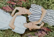 Bliznakinje su uradile DNK test iz zabave — a rezultat je šokirao cijelu porodicu