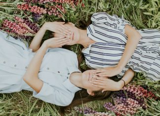 Bliznakinje su uradile DNK test iz zabave — a rezultat je šokirao cijelu porodicu