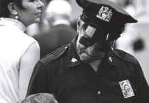 Primijetila sam nešto čudno kod dječaka pored mene — ono što se desilo poslije šokiralo me