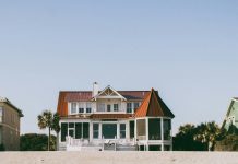 Kupila sam kuću iz snova na plaži — ali moja maćeha je mislila da može da je preuzme