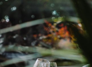 Moj bivši muž me ismijao pred svojom novom djevojkom u restoranu — a onda sam mu dala kovertu koja mu je promijenila izraz lica