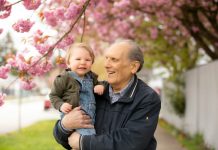 “Prepiši to i priznaj da je izmišljeno,” rekla je direktorica djevojčici — a onda su teški koraci u hodniku stali pred vrata i četiri srebrne zvijezde zasjale na uniformi