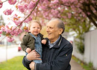 “Prepiši to i priznaj da je izmišljeno,” rekla je direktorica djevojčici — a onda su teški koraci u hodniku stali pred vrata i četiri srebrne zvijezde zasjale na uniformi