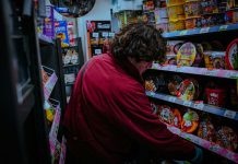 Pomogla sam mu u prodavnici — a onda smo otkrili nešto nevjerovatno