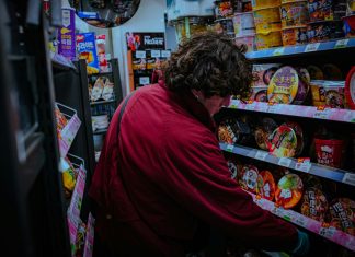 Pomogla sam mu u prodavnici — a onda smo otkrili nešto nevjerovatno