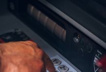 Djevojčica je došla u banku da provjeri stanje — a milijarder je ostao bez riječi kada je vidio brojke.