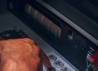 Djevojčica je došla u banku da provjeri stanje — a milijarder je ostao bez riječi kada je vidio brojke.