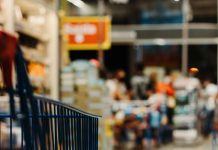 Stajao sam u redu kada je neko ponizio mladu majku — ono što se desilo poslije niko nije očekivao.