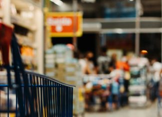 Stajao sam u redu kada je neko ponizio mladu majku — ono što se desilo poslije niko nije očekivao.