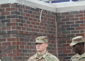 Sašila sam haljinu od očevе uniforme — ono što se desilo te večeri promijenilo je sve