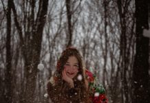 Usred snježne oluje pronašao sam malu djevojčicu samu na trgu