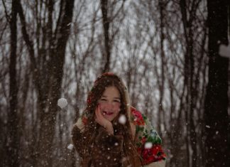 Usred snježne oluje pronašao sam malu djevojčicu samu na trgu