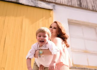 Svake nedjelje žena je ostavljala cvijeće na mom pragu i poruku: „Hvala što ste odgojili mog sina“ — a ja imam samo jedno dijete.