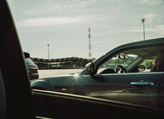 Maćeha je prodala očev auto na dan sahrane iz pohlepe — ali moj otac je unaprijed znao šta će uraditi.