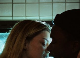 Milijarder me poljubio pred svima i rekao da smo zajedno — ali razlog je bio mnogo veći nego što sam mislila