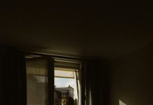 Na proslavi mog muža svi su mislili da sam obična supruga — dok direktor nije progovorio