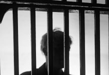 Djevojčica je šapnula ocu osuđenom na smrt — a zatim se dogodilo nešto neočekivano