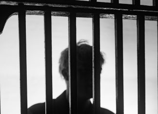 Djevojčica je šapnula ocu osuđenom na smrt — a zatim se dogodilo nešto neočekivano