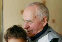 20 godina sam vjerovao da je nesreća odnijela moju porodicu — onda mi je unuka donijela papir i rekla: „Djede, to nije bila nesreća.“