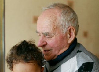 20 godina sam vjerovao da je nesreća odnijela moju porodicu — onda mi je unuka donijela papir i rekla: „Djede, to nije bila nesreća.“