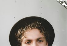 Kada sam u sobi svog sina pronašla veliku torbu novca, pomislila sam na najgore — ali istina me potpuno slomila