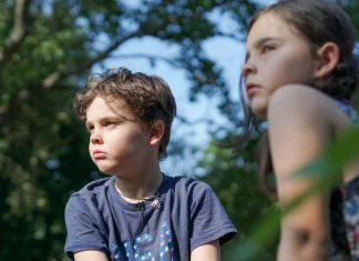 Djevojčica je pokazala na dječaka kraj fontane — otkriće je promijenilo sve