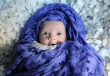 Pronašla sam promrzlu bebu u autobusu — a sljedećeg dana neko je pokucao na moja vrata