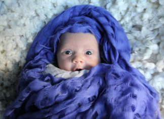 Pronašla sam promrzlu bebu u autobusu — a sljedećeg dana neko je pokucao na moja vrata