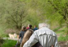 Na maturu sam dovela svog djeda umjesto dečka — niko nije očekivao šta će se desiti