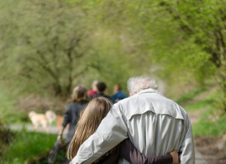 Na maturu sam dovela svog djeda umjesto dečka — niko nije očekivao šta će se desiti