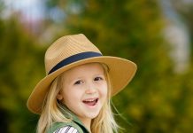 Vratio sam se kući bez najave — a ono što sam vidio ispred komšijinih vrata slomilo mi je srce