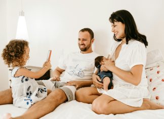 Otac nas je napustio kada je mama oboljela — pet godina kasnije pojavio se i rekao da izađemo iz kuće