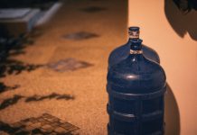 Starac je svaki dan naručivao 14 kanistera vode — istina iza vrata šokirala je sve