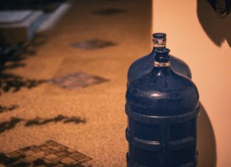 Starac je svaki dan naručivao 14 kanistera vode — istina iza vrata šokirala je sve