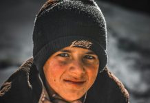 Dvoje djece ostalo je samo u staroj kući – ali njihova odluka promijenila je život