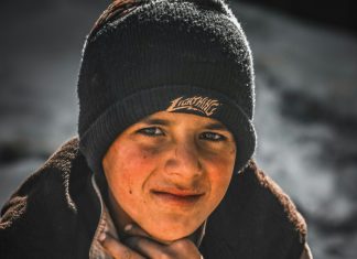 Dvoje djece ostalo je samo u staroj kući – ali njihova odluka promijenila je život