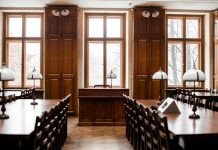 Sudija je već izricao kaznu — a onda je djevojčica pokazala nešto na telefonu