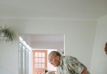 Na sahrani mog očuha nepoznati čovjek mi je rekao da otvorim ladicu u garaži — ono što sam tamo pronašla promijenilo je sve