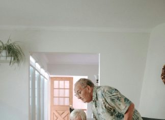 Na sahrani mog očuha nepoznati čovjek mi je rekao da otvorim ladicu u garaži — ono što sam tamo pronašla promijenilo je sve