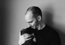 Moja novorođena beba je plakala cijeli dan — kada sam podigao madrac u krevetiću, krv mi se zaledila