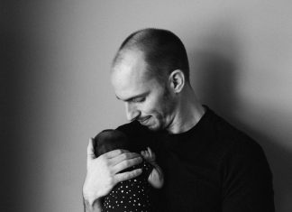 Moja novorođena beba je plakala cijeli dan — kada sam podigao madrac u krevetiću, krv mi se zaledila