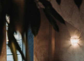 Čekao je sastanak u restoranu – a onda su dvije djevojčice promijenile sve