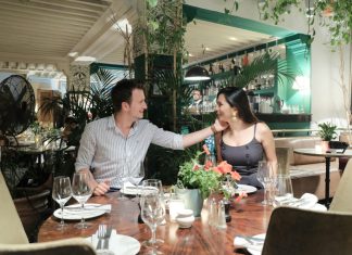 Mislio je da ga konobarica ne razumije — a onda je ona progovorila