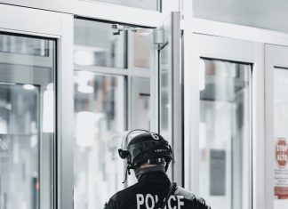 Vidjela sam dječaka kako noću plače na trijemu — ono što smo čuli kada je policija došla zaledilo nas je.