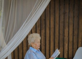 Nakon svađe muž me izbacio iz auta — ono što je uradila žena pored mene sve je preokrenulo