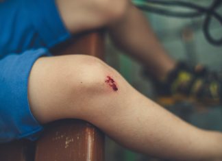 Otac je nakon putovanja pronašao djecu na podu kuće — a istina ga je šokirala