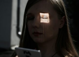 Ponovo sam progledala nakon 20 godina — ali moj muž nije bio ono što sam mislila