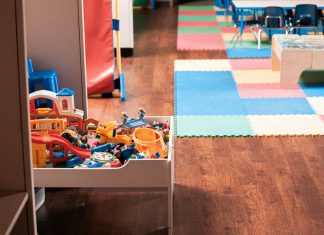 Vratio sam se kući ranije — a iza zatvorenih vrata otkrio sam istinu o svojoj kćerki